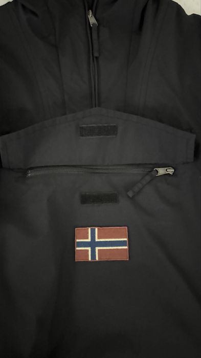 Яке Napapijri.