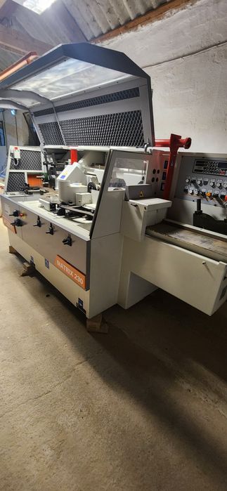 Masina de prelucrat pe 4 fețe