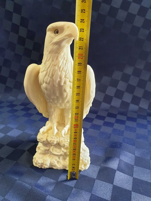 Масивна пластика на бял орел и Стар авторски акварел