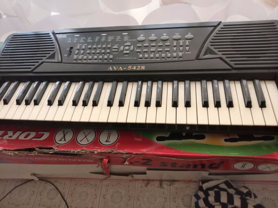 Продам 1 синтезатор