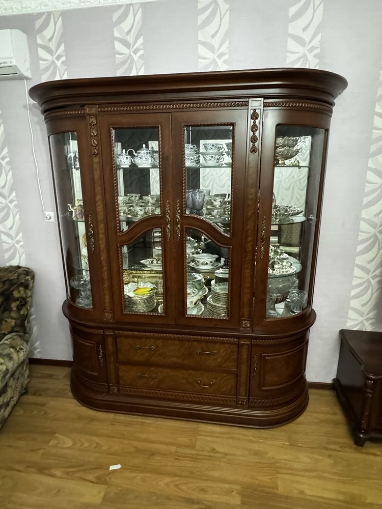 Сервант в хорошем состоянии