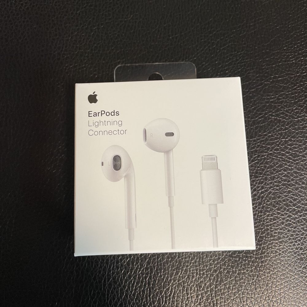 Apple Earpods with Lightning Connector - оригинални слушалки с управле