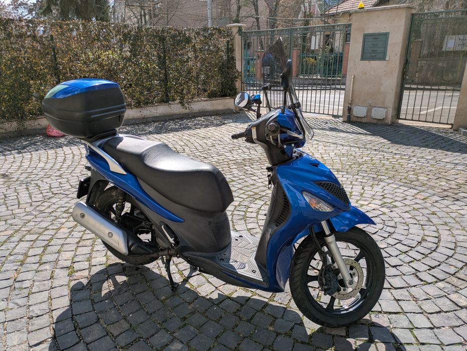 Suzuki Sixteen 150 (similar Honda SH)