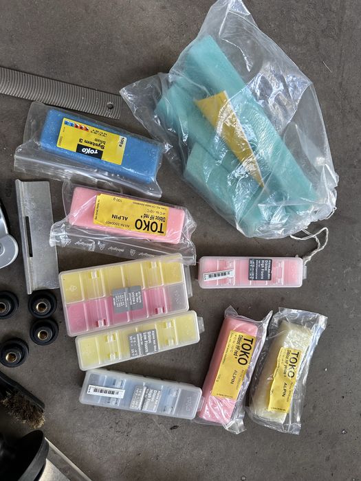 Инструменти и вакса за сервиз на ски