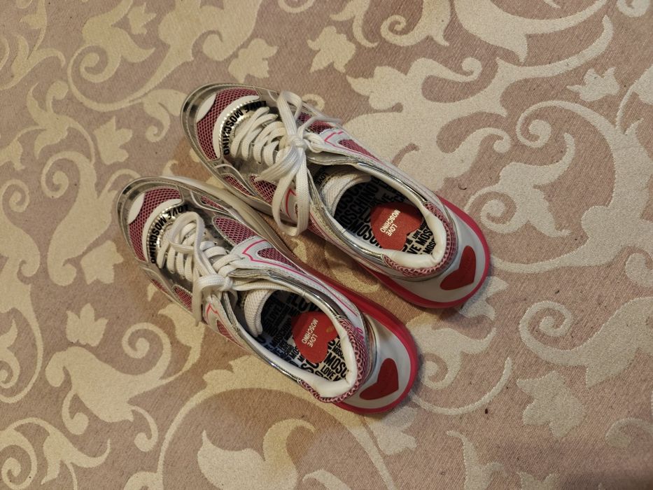 Vând adidași love moschino