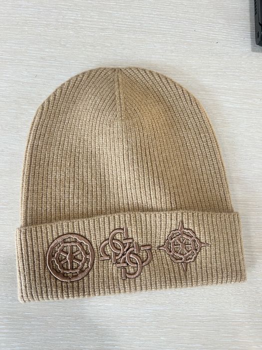 Бежова зимна шапка на Guess