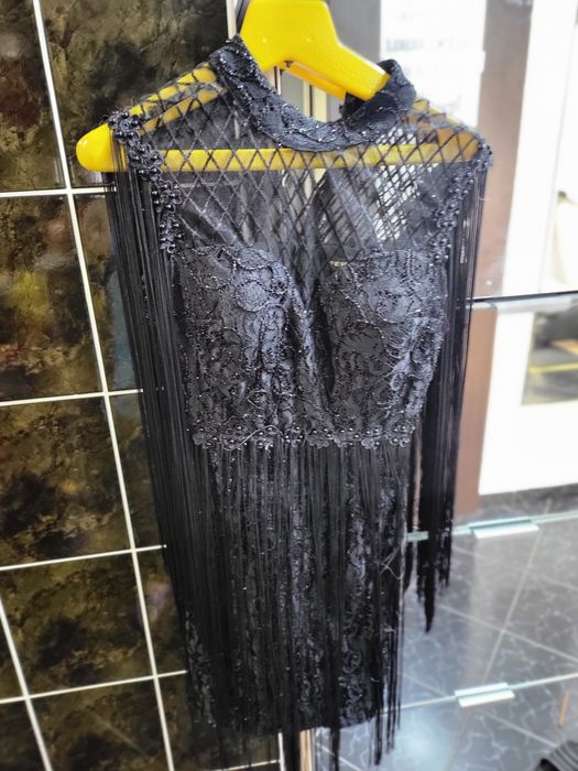 Rochie eleganta cu franjuri și paiete.