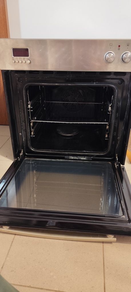 Фурна Gorenje с прибиращи се бутони.