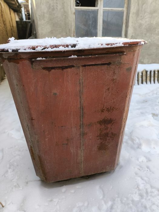 Мусорный бак металлический