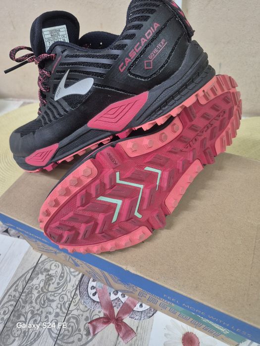 Adidasi noi Brooks Cascadia