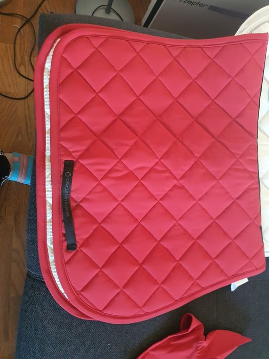 потник за кон и наушници