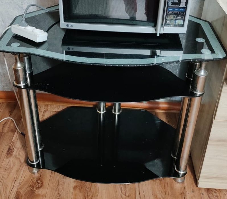 стеклянный столик