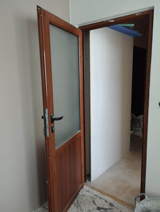 Продавам използвани и демонтирани врати – 2 интериорни + 1 екстериорна