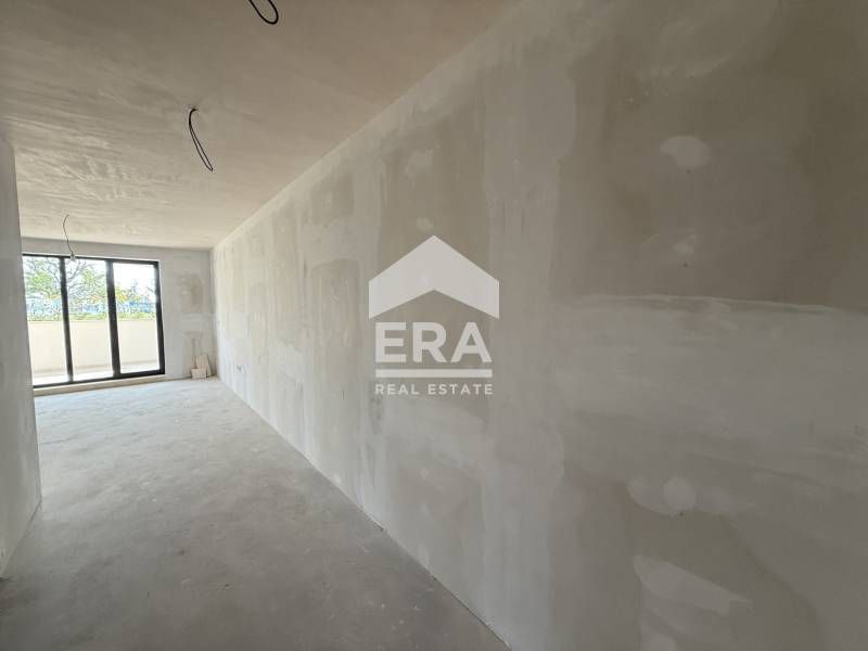 Тристаен апартамент за продажба, с големи стаи, в нов затворен тип ком