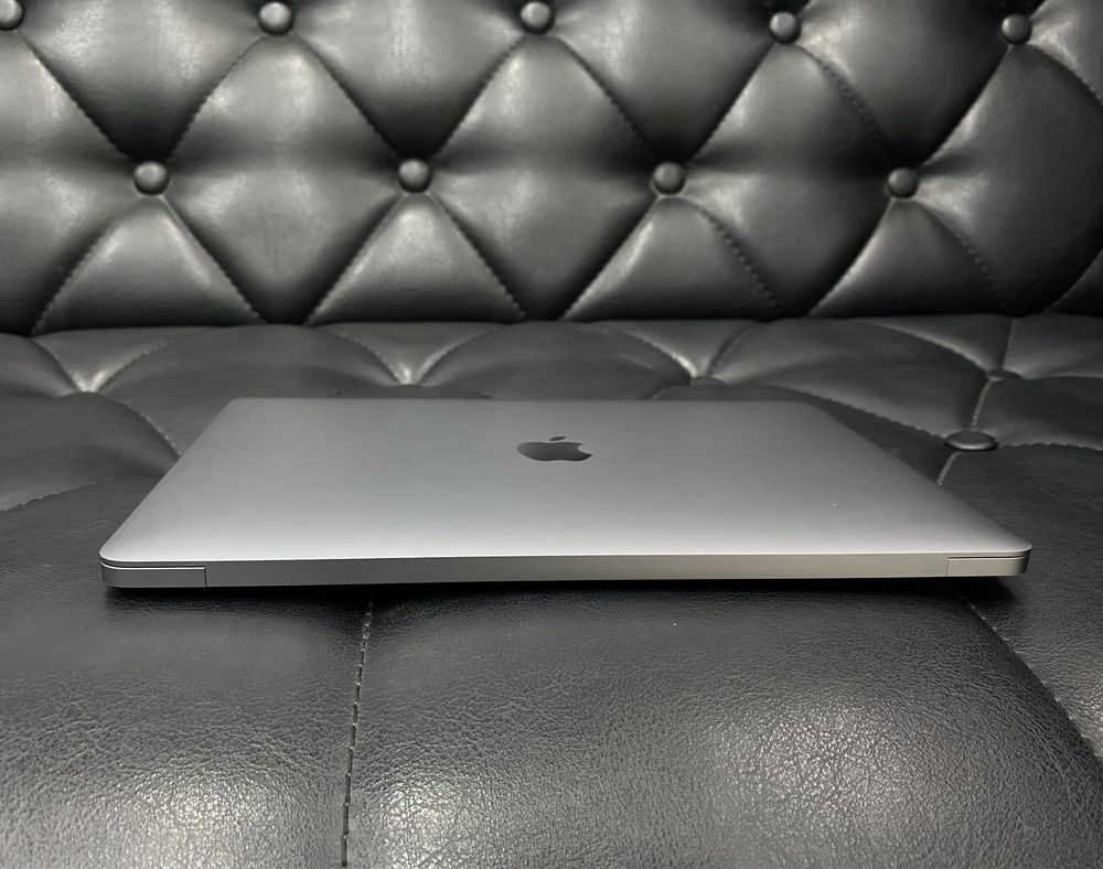 Apple MacBook Air M1 8/256 GB 2020 года в идеальном состоянии