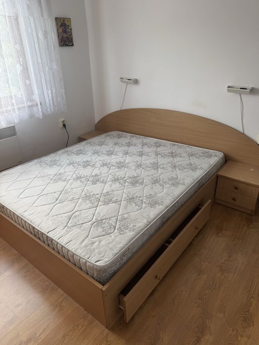 Спалня с матрак и две нощни шкафчета