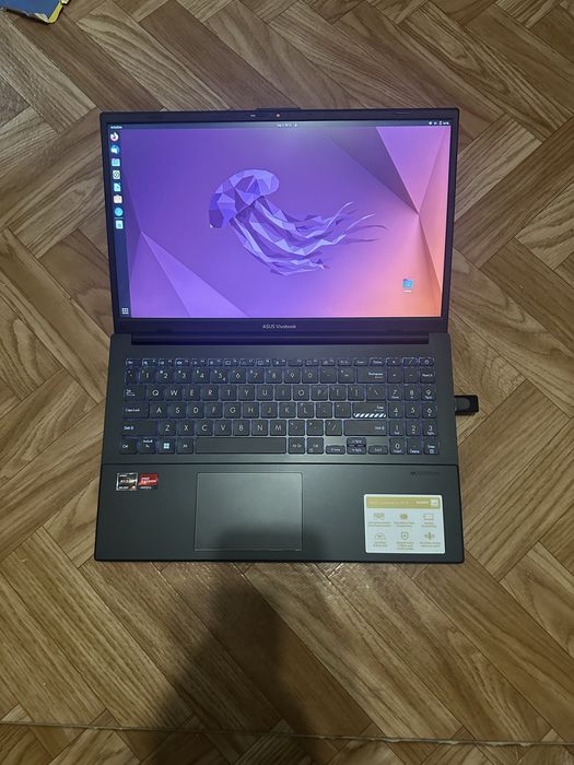 Laptop Asus Vivobook Go 15 (perfect pentru studenti)