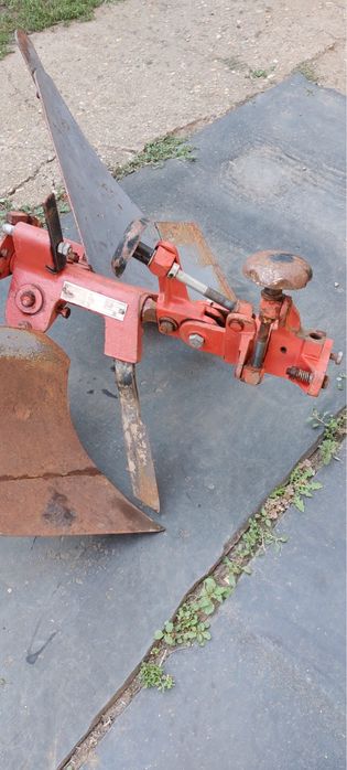 Plug reversibil motocultor