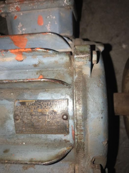 Vând motor electric trifazic 5.5 KW 2800 de turații cu o greutate 58kg