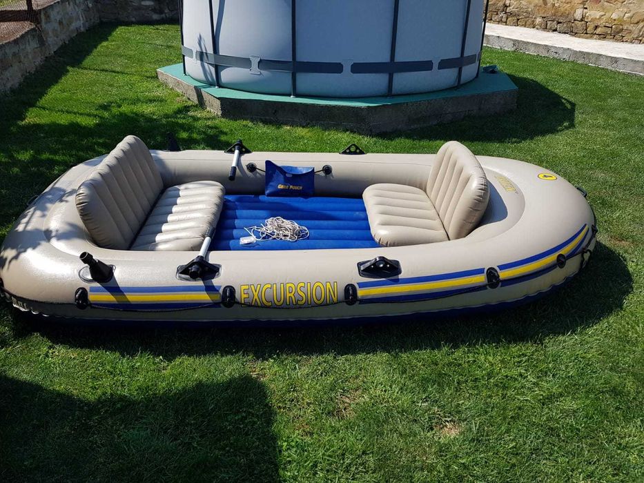 Надуваема лодка четириместна като нова