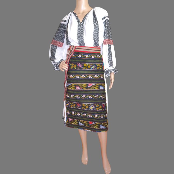 Costum popular vechi lucrat manual masura M-L , port popular Oltenia