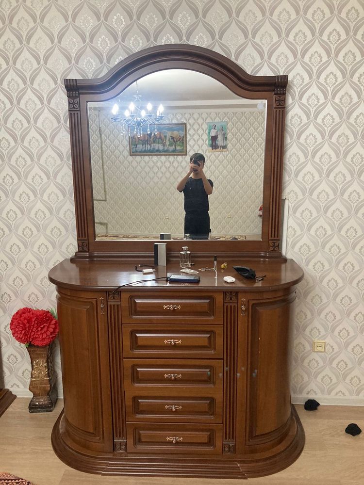 Шкаф для гостиной с зеркалом
