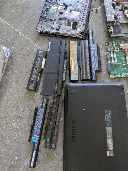 Лаптопи + таблет + батерии