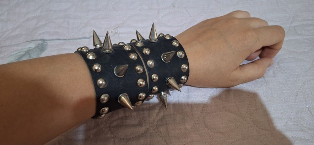 Кожаные браслеты с шипами