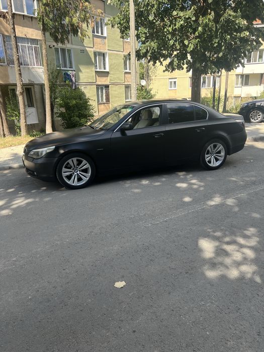 Vand BNW E60 negru mat