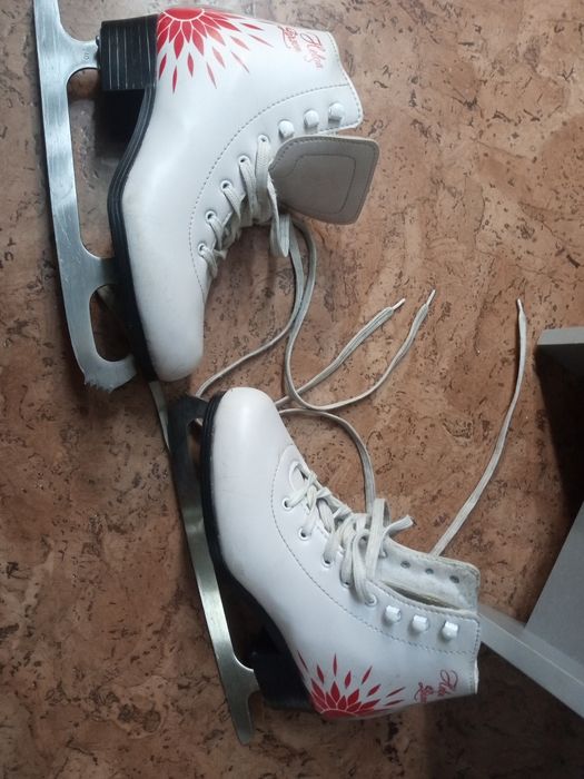 Коньки женские фигурные