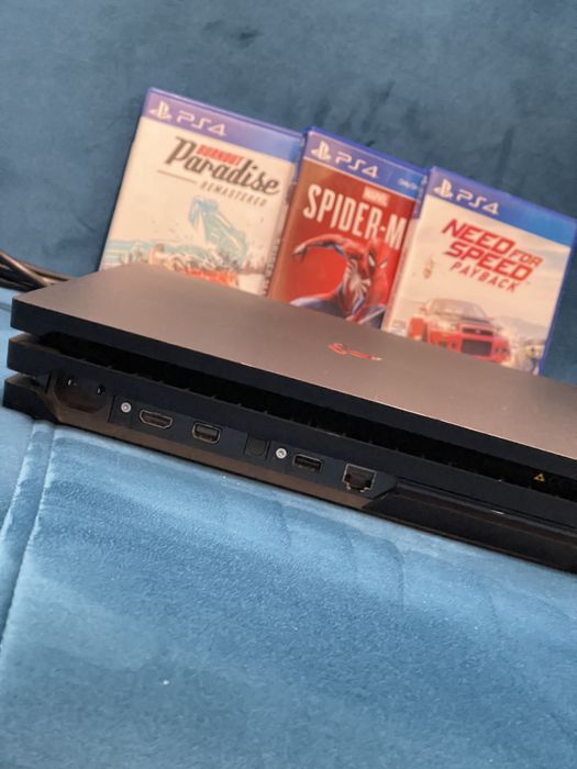 PS4 Pro + 2 controllere originale + 3 jocuri + dock