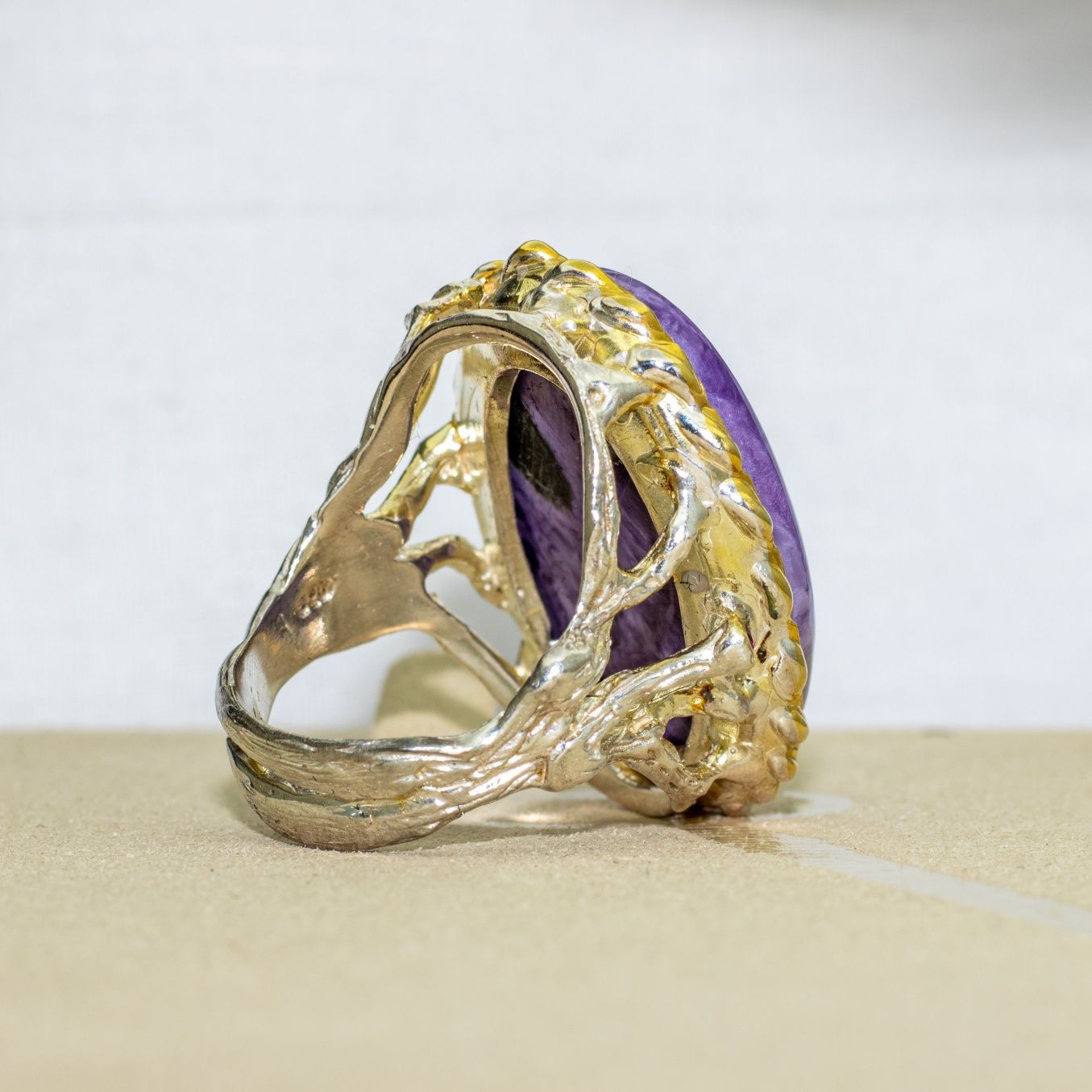 Сребърен пръстен с натурален чароит 43 ct, родолит и златно покритие
