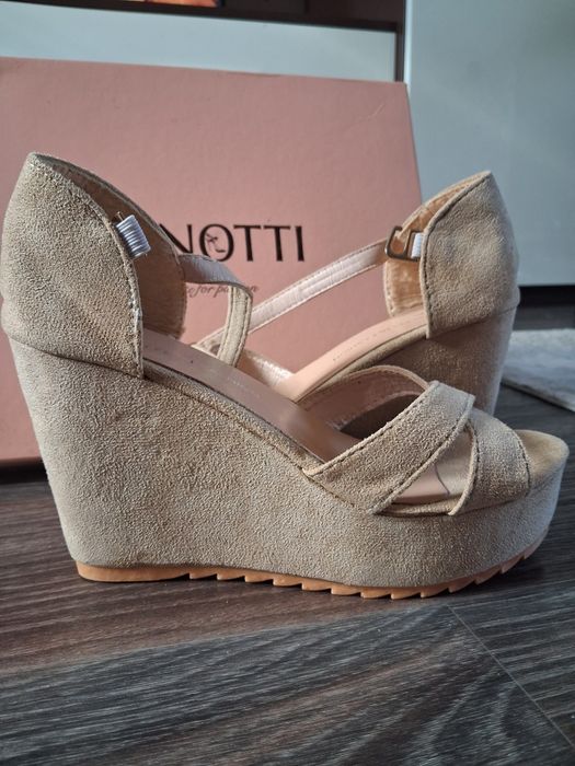 Босоножки бежевого цвета. 37 размер