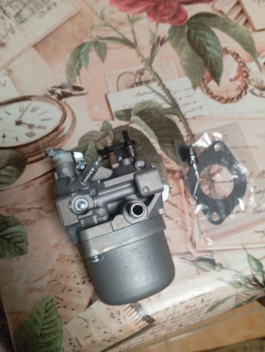 Vând Carburator nou