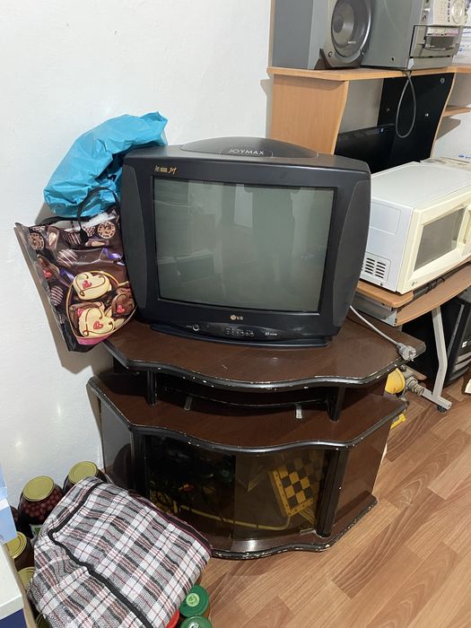 телевизор, компьютерный стол и магнитола