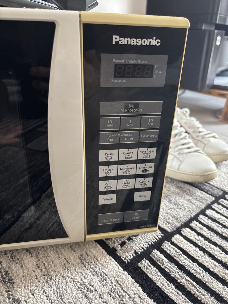 Микроволновка Panasonic NN-ST342WZPE, рабочая