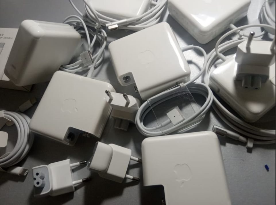 , на MacBook 45W - зарядка, блок питания