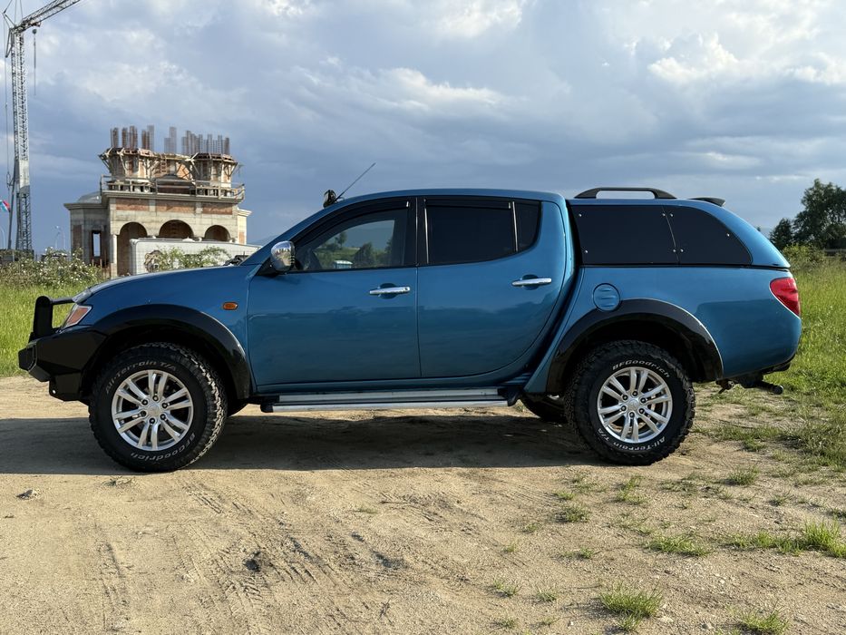 Mitsubishi L200 Warrior gen Toyota Hilux sau Navara Amarok Nissan