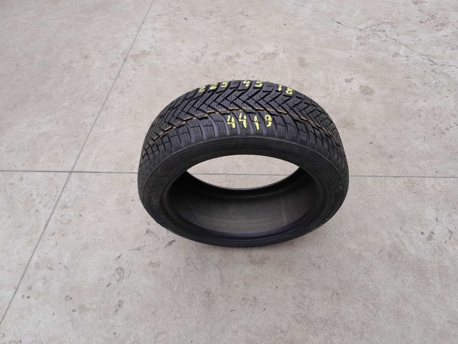 O anvelopa de iarna 225 45 18 nokian watherproof
