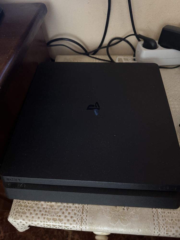 Playstation 4 с един джойстик