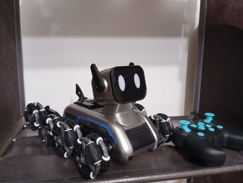 Робот на пульте с музыкой и светом