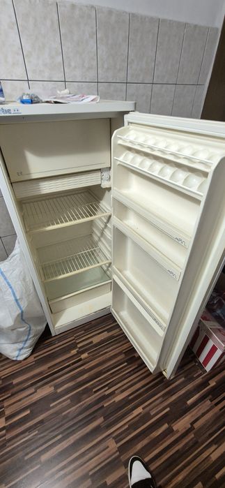 Vând frigider Arctic, înălțime 1.5 metri