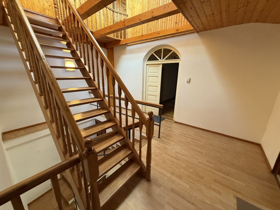 Ofer spre vanzare Cladire cu 18 Camere in Centrul Orasului