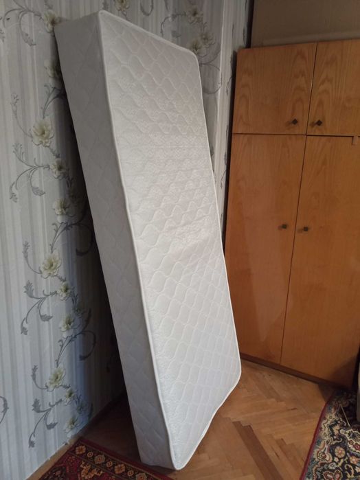 Бял матрак, почти нов