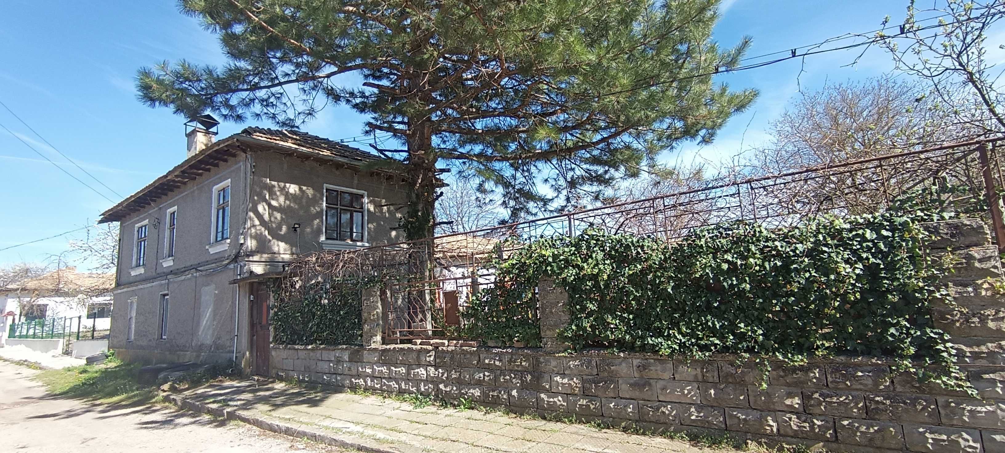 Къща в гр.Попово, кв Невски, двор 2867 кв м, допълнителни постройки