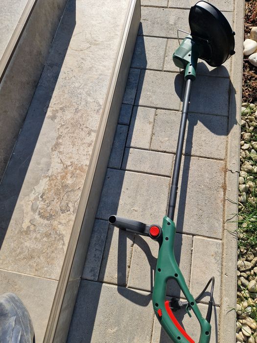 Trimmer electric de taiat gazon. Bosh.
