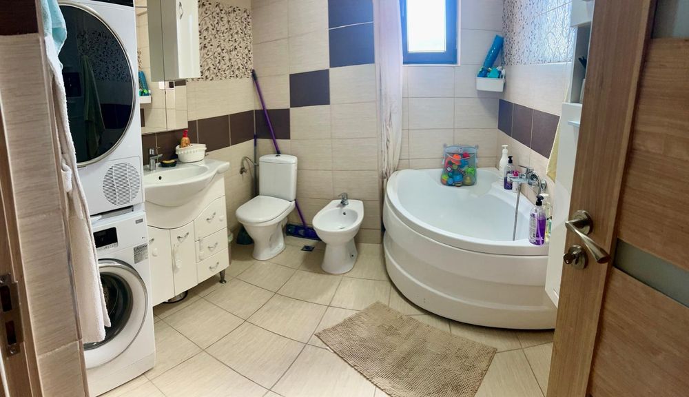 Apartament 2 camere de vanzare, vis-a-vis de restaurant Bellaria