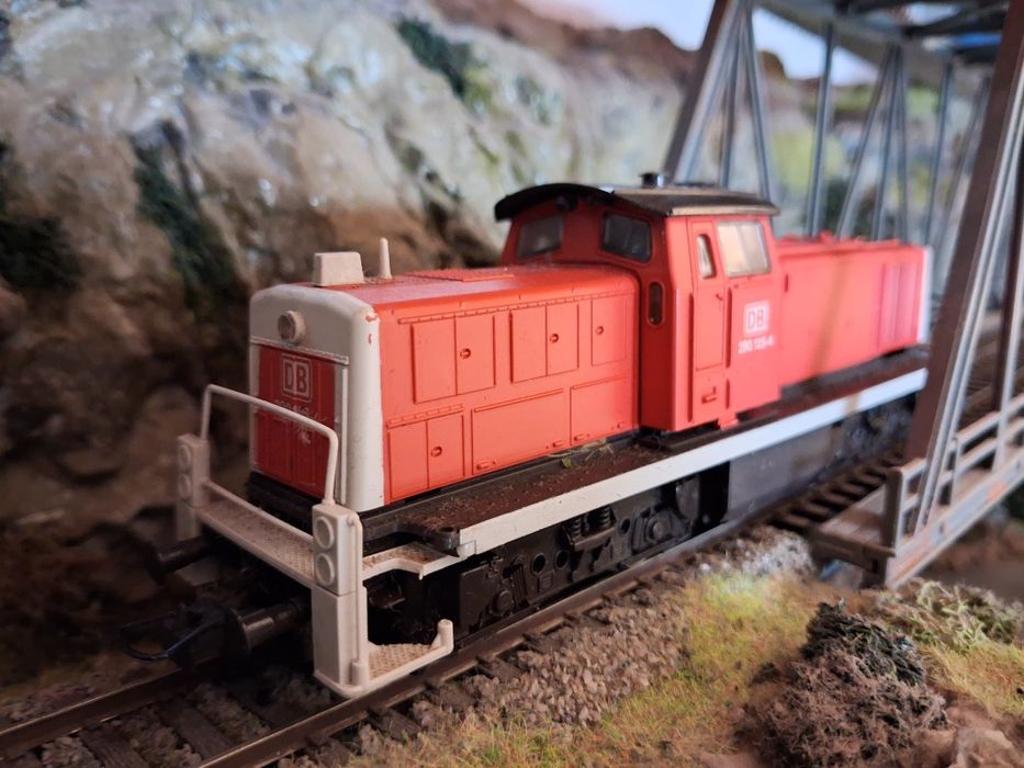 Locomotiva roco BR290 digitala

Lumini in funcție de direcția de