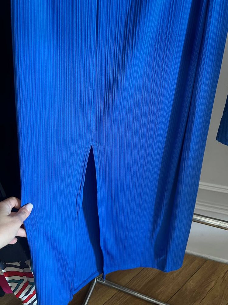 Синяя юбка с разрезом