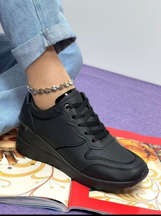 Продам кроссовки